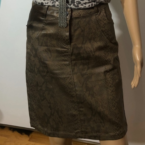 Short adjusted skirt - Picture 2 of 11